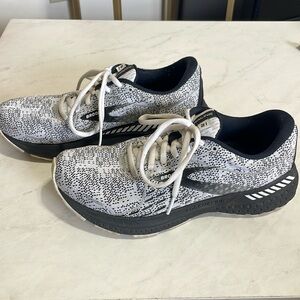 Brooks Adrenaline 21 women’s running shoes size 8